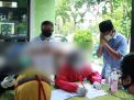 Anggota Komisi D DPRD Surabaya dari Fraksi PSI Tjutjuk Supariono saat berdialog dengan nakes di salah satu sentra vaksinasi