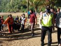 Petugas mengevakuasi jasad pemancing yang hilang setelah jatuh dari tebing di Trenggalek