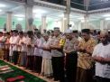 Kapolres Trenggalek AKBP Didit Bambang Wibowo saat mengikuti Salat Gaib di Masjid Agung Baiturrohman
