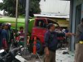 Laju truk tangki air yang diduga rem blong terhenti setelah menabrak Balai RW 1 Simo Jawar, Surabaya (Foto: Istimewa)