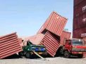 Truk trailer tertimpa kontainer di Kalianak, Surabaya (foto: Istimewa)