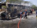 Petugas PMK berhasil memadamkan api yang membakar Bus Akas di Gate Tol Sidoarjo 2
