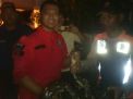 Tim Orong-orong PMK Surabaya saat tangkap ular piton yang ada di dalam selokan daerah jagir. 