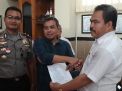 Kepala SMKN 1 Surabaya saat bersalaman dengan pihak orang tua siswa korban kekerasan, Rabu (26/9/2018).