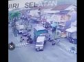 Tangkapan layar video rekaman CCTV kecelakaan beruntun di Tulungagung yang viral