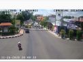 Tangkapan layar video ambulans lawan arus tabrak motor di Banyuwangi yang viral di media sosial