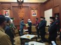 Gubernur Jatim Khofifah Indar Prawansa memberikan Surat tugas Plt Bupati Sidoarjo kepada Nur Ahmad Saifuddin di Gedung Negara Grahadi