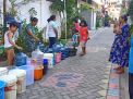Warga Jalan Jangkungan 1A, Surabaya mengantre untuk mendapatkan air sumur