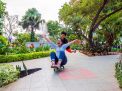 Warga memanfaatkan taman di Surabaya sebagai sarana rekreasi