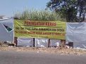 Spanduk lain berisi peringatan untuk pembuang sampah juga dipasang di Desa Pepe, Kecamatan Sedati, Kabupaten Sidoarjo (foto-foto: Achmad Supriyadi/jatimnow.com)