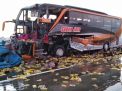 Bus Rombongan Wisata Tabrak Truk Pengangkut Minyak di Tol Ngawi