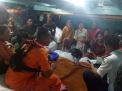 Suasana evakuasi penumpang kapal Wahyu Ilahi 02