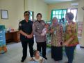 Petugas bersama dengan balita asuh di UPT. Perlindungan dan Pelayanan Sosial Asuhan Balita, Dinas Sosial Provinsi Jawa Timur. 