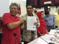 Ketua DPD PDIP Jatim saat menyerahkan SK TKD Jatim ke Machfud Arifin, Rabu (19/9/2018).