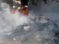 Petugas memadamkan kebakaran motor di SMKN 6 Surabaya