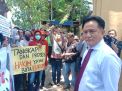 Yusril saat menemui para pendemo di depan Pengadilan Negeri Surabaya, Kamis (27/9/2018).