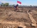 Batu bata kuno yang ditemukan masyarakat Desa Belahan Tengah, Kecamatan Mojosari, Kabupaten Mojokerto menjadi tontonan warga/Foto: Khilmi Sabikhisma Jane.