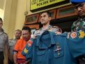 Petugas menunjukkan tersangka dan bukti seragam TNI AL yang digunakan tersangka