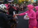 Pembagian takjil dari Bhayangkari Polrestabes Surabaya