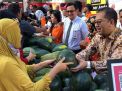 Pgs. Direktur Utama Bank Jatim, Ferdian Timur Satyagraha ikut menjual buah