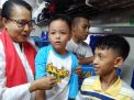 Menteri Yohana menyapa anak-anak di Satsiun Senen