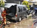 Petugas damkar proses pembasahan pada Daihatsu Zebra terbakar di Surabaya