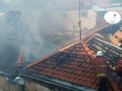 Petugas PMK Kota Surabaya padamkan api yang membakar ruko di Bubutan
