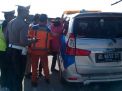 Polisi mengevakuasi korban di Tol Nganjuk