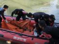 Jenazah dievakuasi dengan perahu karet oleh BPB-Linmas Surabaya