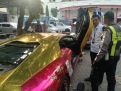Kasatreskrim Polrestabes Surabaya, AKBP Sudamiran menerima mobil Lamborghini