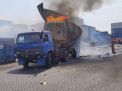 Truk Kontainer Angkut Furniture Terbakar di Depo Perak Surabaya