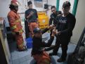 Petugas mengevakuasi ular piton di Kemayoran Baru Surabaya