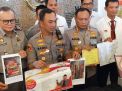 Kapolrestabes Surabaya, Kombes Pol Sandi tunjukkan brosur perumahan bergambar Ustaz Yusuf Mansur