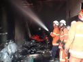 Petugas memadamkan api yang membakar dealer motor Vespa