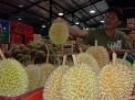 Mujiono, pedagang buah durian di PIOS