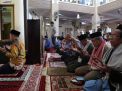 Mendagri Titi Karnavian menjadi imam Salat Jumat di Masjid An-Nuur, kantor Kemendagri, Jakarta