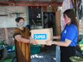 Pembagian paket sembako bagi warga di Surabaya