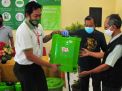 Pemberian bantuan kepada Kampung Tangguh Semeru di Surabaya