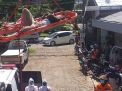 Korban dievakuasi oleh petugas PMK Kota Surabaya (foto-foto: istimewa)