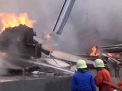 Petugas PMK padamkan kebakaran gudang popok di Malang