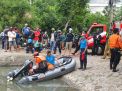 Petugas PMK kerahkan perahu karet cari korban