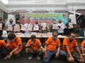 6 orang sindikat produsen dan pengedar upal serta upal yang disita dibeber di Mapolrestabes Surabaya