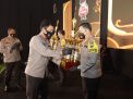 Kapolres Trenggalek, AKBP Doni Satria Sembiring saat menerima penghargaan dari Kapolda Jatim Irjen Pol Nico Afinta