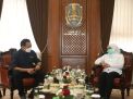 Gubernur Jatim Khofifah Indar Parawansa bersama Ketua AMSI Jatim Arief Rahman