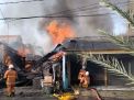 Toko mebel yang terbakar (Foto-foto: Dinas Pemadam Kebakaran Surabaya)