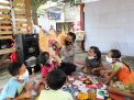 Kapolsek Puncu, AKP Bowo Wicaksono memberikan edukasi pada anak-anak di Kediri tentang Pancasila