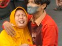 Ibu pelajar SMA yang luka berat akibat kecelakaan di Surabaya menangis histeris (Foto-foto: jatimnow.com)