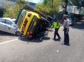 Kecelakaan Beruntun di Sidoarjo, Truk Timpa 2 Mobil