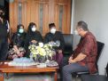 Plt Wali Kota Surabaya Whisnu Sakti Buana saat menyampaikan duka mendalam kepada keluarga Fadly Satrianto