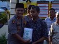 Kapolres Madiun Kota, AKBP Nasrun Pasaribu membagikan paket zakat fitrah kepada salah satu warga